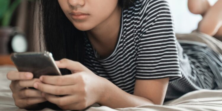 14-letnica poklicala policijo, ker so ji starši odvzeli telefon