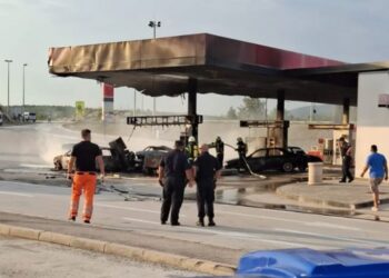 Po eksploziji na bencinski črpalki: Moški še vedno v smrtni nevarnosti