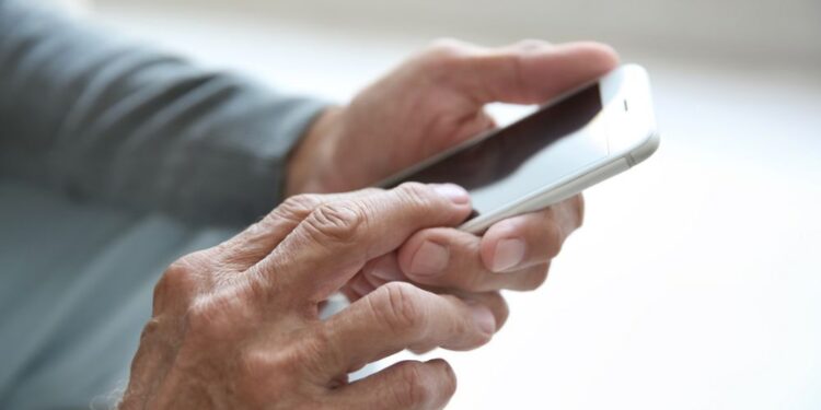 Goljufi prepričali 76-letnico, da je ostala brez prihrankov po dvournem telefonskem klicu