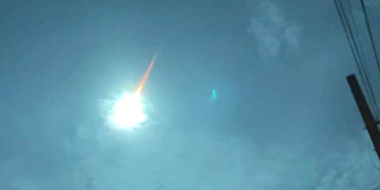 Asteroid ustvaril svetlobno predstavo nad Filipini (VIDEO)