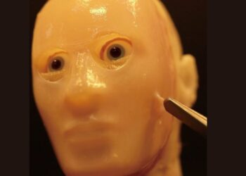 Japonski znanstveniki ustvarili humanoidnega robota z realističnim kožnim tkivom (FOTO)