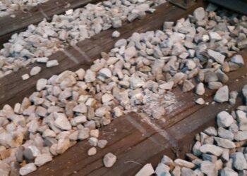 Usoden trk vlaka: Moški med prečkanjem proge izgubil življenje