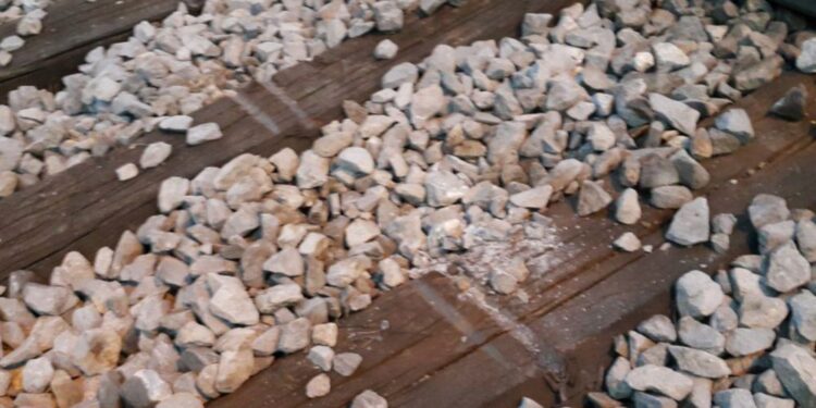 Usoden trk vlaka: Moški med prečkanjem proge izgubil življenje