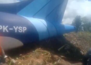 Letalo zdrsnilo s steze v Indoneziji: Vsi potniki preživeli, več poškodovanih (VIDEO)