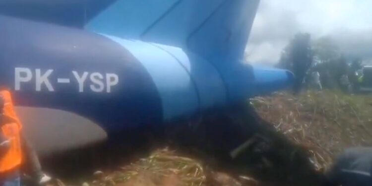 Letalo zdrsnilo s steze v Indoneziji: Vsi potniki preživeli, več poškodovanih (VIDEO)