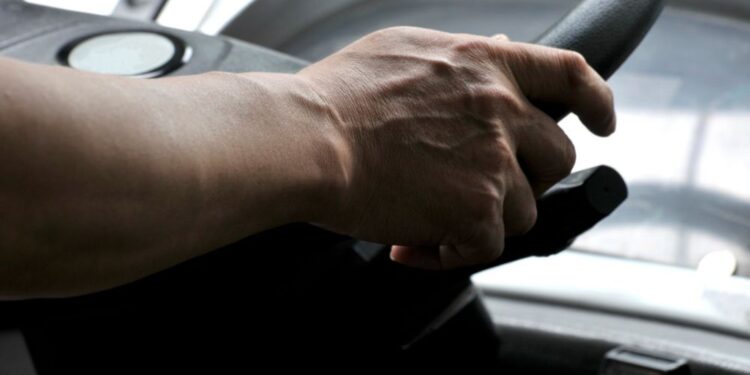 Tragedija na Kitajskem: Šolski avtobus zapeljal v množico, umrlo 11 oseb