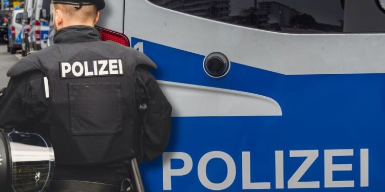 Berlin: Policija pridržala 11-letnika, ker je nosil palestinsko zastavo (VIDEO)