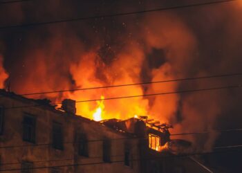 Po požaru v šoli za dečke, v katerem je umrlo 21 otrok, zagorelo še v dekliški šoli (VIDEO)