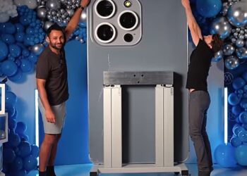 Največji iPhone na svetu: Youtuberja podrla rekord z ogromno repliko