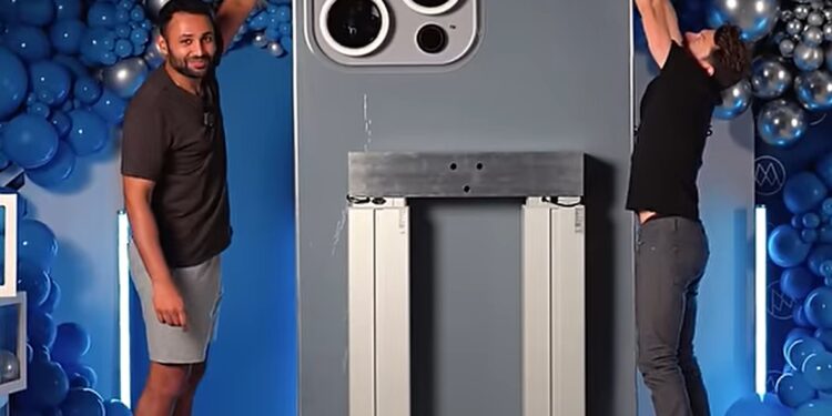 Največji iPhone na svetu: Youtuberja podrla rekord z ogromno repliko