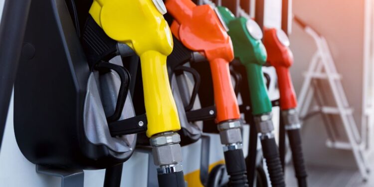 Bencin znatno cenejši, cena dizla in kurilnega olja enaka