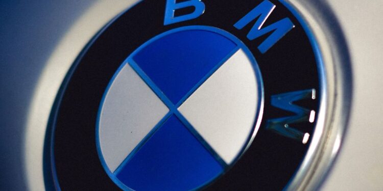 BMW-jev odpoklic vozil povzroča val padcev na nemškem avtomobilskem trgu.