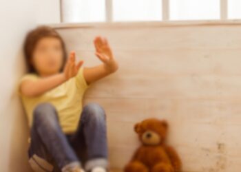 Šokantni posnetek iz Pariza: Učiteljica udarila deklico in jo poslala v kot (VIDEO)