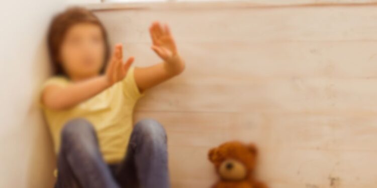 Šokantni posnetek iz Pariza: Učiteljica udarila deklico in jo poslala v kot (VIDEO)