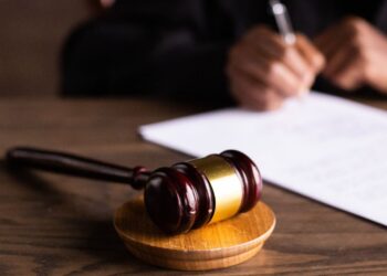 Agent Cie obsojen: Spolno zlorabil več kot 20 žensk v več državah