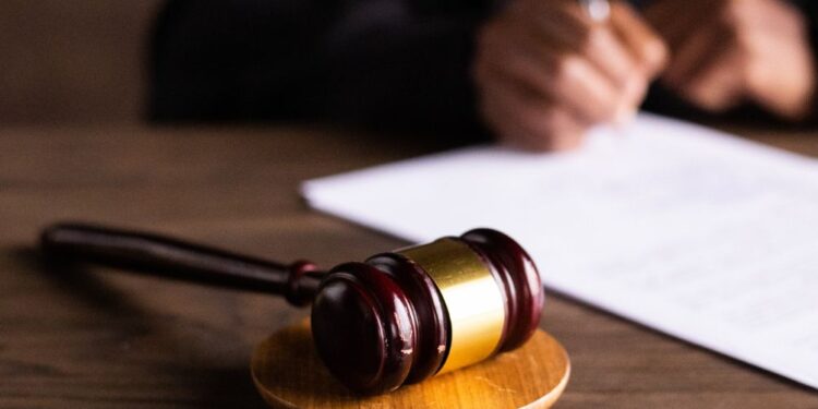 Agent Cie obsojen: Spolno zlorabil več kot 20 žensk v več državah