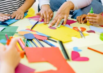 Znižani normativi v vrtcih v veljavi, a številne občine še brez kadra