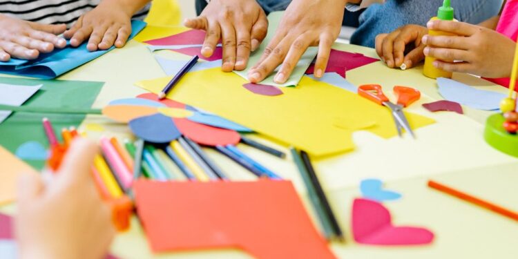 Znižani normativi v vrtcih v veljavi, a številne občine še brez kadra