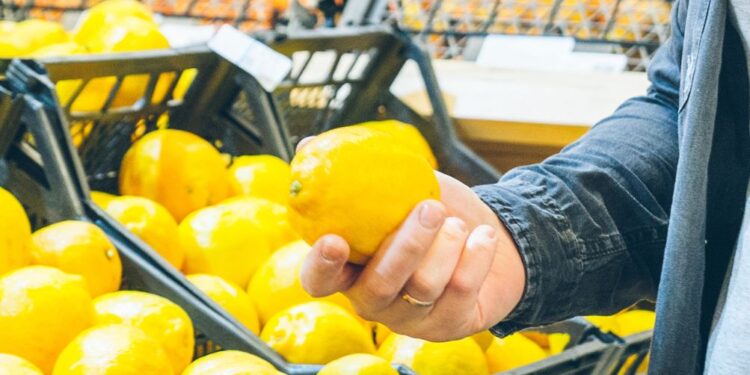 Cene limon poskočile na več kot 3 evre: Kaj se dogaja?