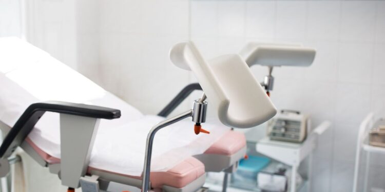 Množični protesti po Hrvaški zaradi obsojenega ginekologa v Osijeku