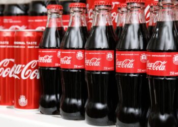 Pozor! Coca-Cola umaknila pijače iz prodaje zaradi kovinskih delcev