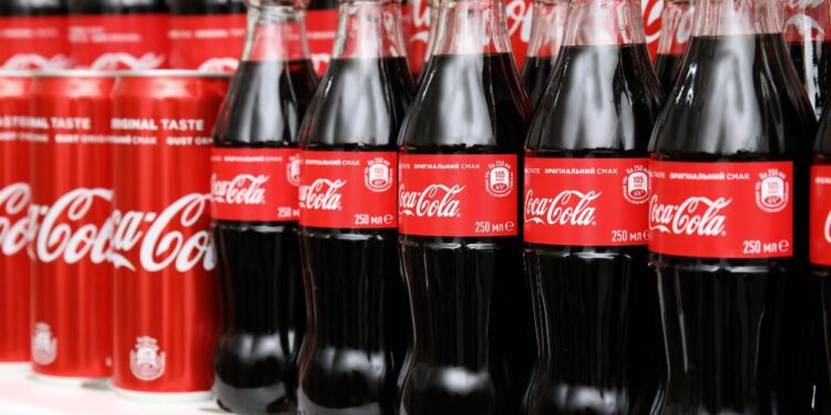 Pozor! Coca-Cola umaknila pijače iz prodaje zaradi kovinskih delcev