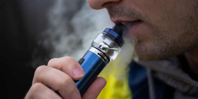 Zakaj Velika Britanija uvaja prepoved enkratnih vape naprav?