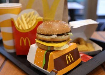McDonald’s pod drobnogledom: Stranka okužena z E. coli vložila tožbo
