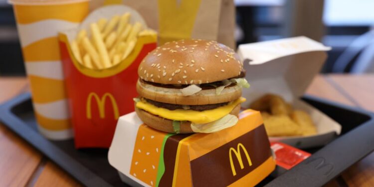 McDonald’s pod drobnogledom: Stranka okužena z E. coli vložila tožbo