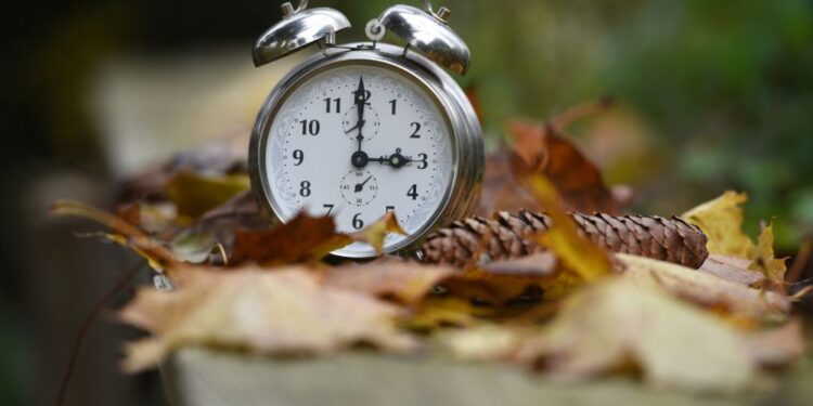 Ure nazaj za eno uro: Jutri bomo prešli na zimski čas