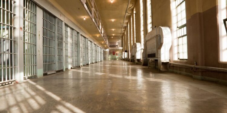 Ruski zaporniki presenetili stražarje: Drzen pobeg skozi podzemni tunel