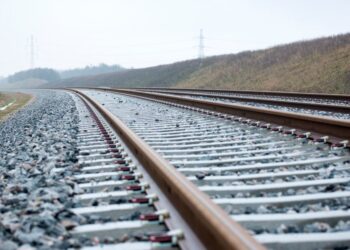 Kdo je želel ustaviti vlak? Na tirih pri Postojni betonski blok in stol