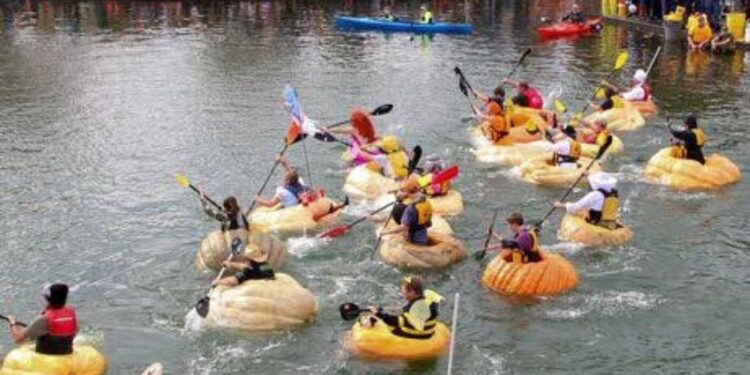 Neobičajna dirka v Belgiji: Kajaki iz buč privabili množice