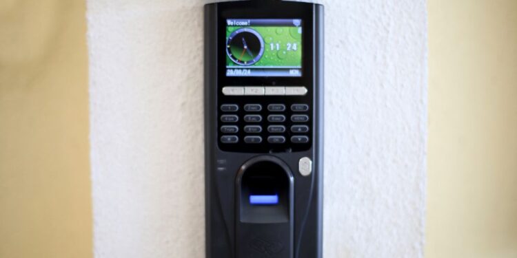 Razprava o beleženju delovnega časa: Kakšne spremembe čakajo podjetja in zaposlene?