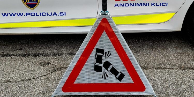 Policisti iščejo udeleženca v prometni nesreči: V trčenju sta bili udeleženi še dve peški