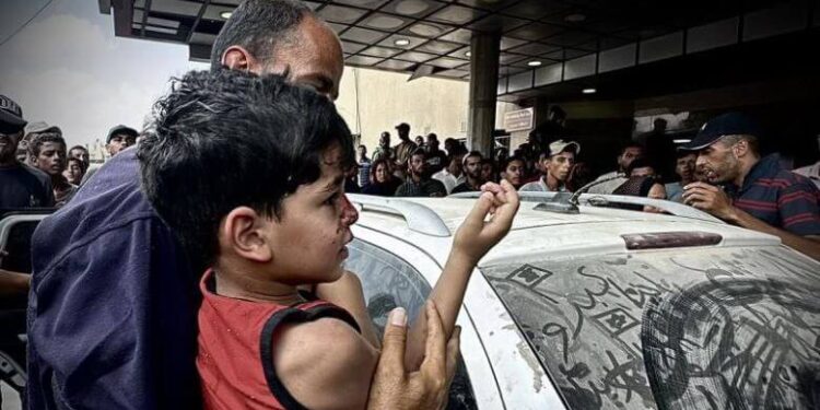 Tragedija v osrednji Gazi: Izraelski napad na mošejo terjal življenja civilistov (VIDEO)