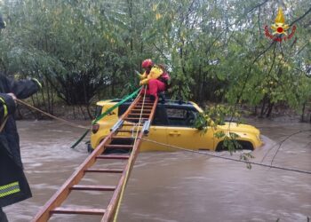 Deli Italije in Francije pod vodo: Iščejo pogrešani osebi, eno naj bi odnesel zemeljski plaz (FOTO)