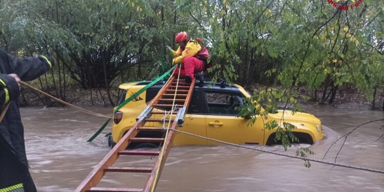 Deli Italije in Francije pod vodo: Iščejo pogrešani osebi, eno naj bi odnesel zemeljski plaz (FOTO)