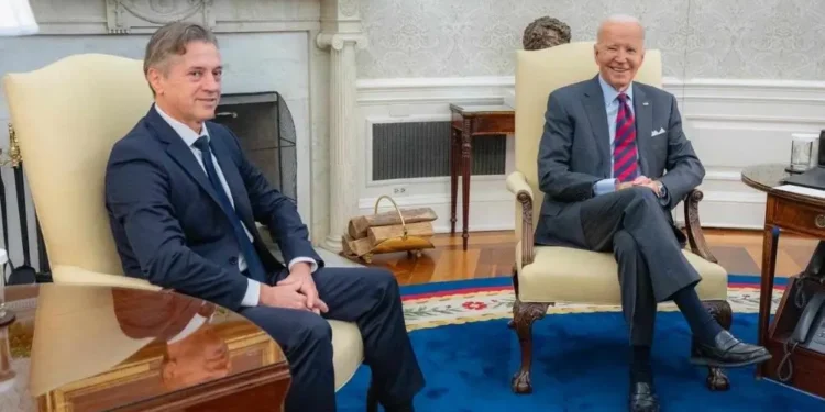 Biden pohvalil Goloba za pomoč pri izpustitvi ameriških zapornikov (VIDEO)