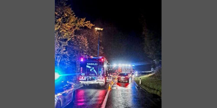 Tragična prometna nesreča pri Turjaku vzela življenje 23-letnika (FOTO)