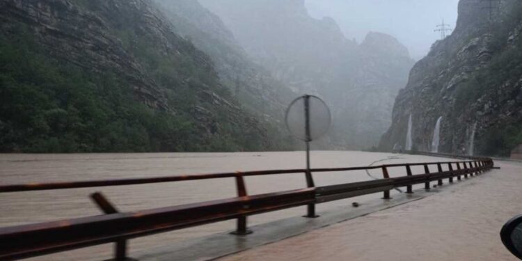 Bosna in Hercegovina pod vodo – plazovi, zaprte ceste in prekinjene povezave