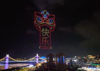 Svetlobna predstava tisočerih dronov navdušila kitajsko nebo (VIDEO)