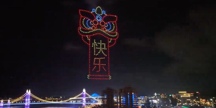 Svetlobna predstava tisočerih dronov navdušila kitajsko nebo (VIDEO)