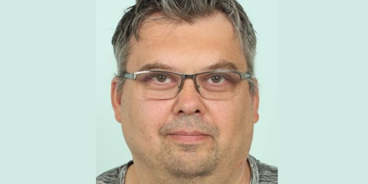 Zabodel 79-letnico in pobegnil: Policija prosi za pomoč pri iskanju (FOTO)