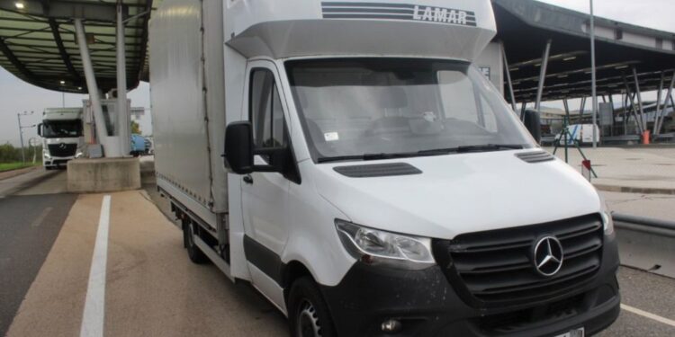 Policija prijela tihotapca: 12 Turkov iskalo nezakonit vstop v Slovenijo (FOTO)