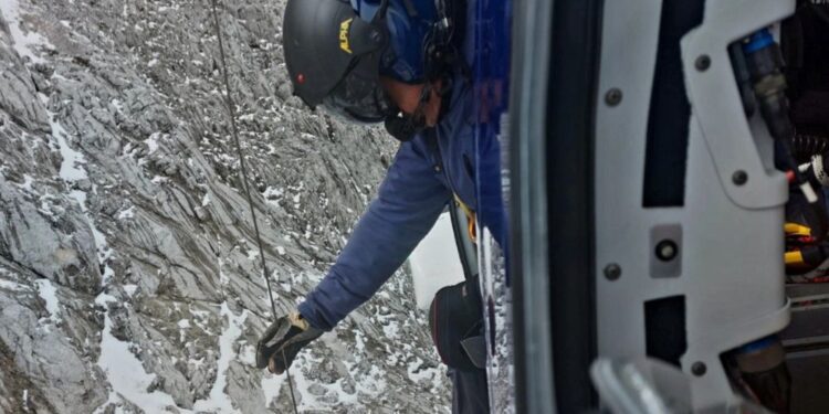 S helikopterjem opazili truplo pogrešanega Američana na območju Triglava (FOTO)