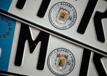 Trik z nalepkami, ki zmede radarje: Kako se vozniki izognejo kaznim?