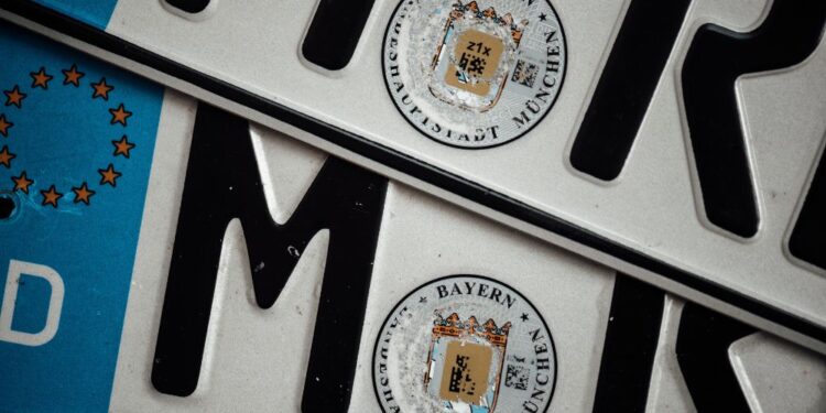 Trik z nalepkami, ki zmede radarje: Kako se vozniki izognejo kaznim?