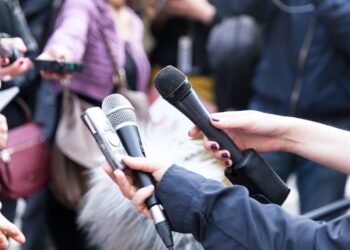 Vlada uvaja zakon za zaščito novinarjev in aktivistov pred zlorabami sodnih postopkov