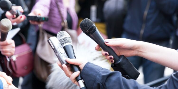 Vlada uvaja zakon za zaščito novinarjev in aktivistov pred zlorabami sodnih postopkov